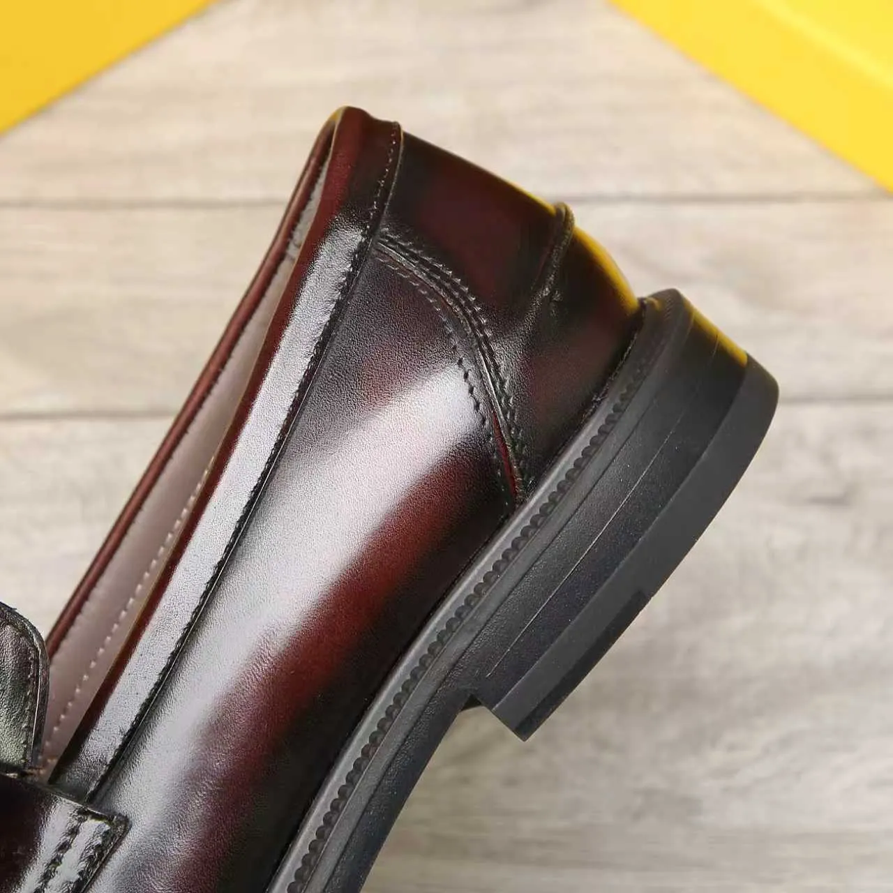 ​Men's shoes 💰 500 💰 Water dyed cowhide 🆘 The latest FENDI ( Fendi ) new casual leather shoes 🕶️🕶️ Simple routing effect, showing an elegant and cool driving shoe 🎬Made of Italian 🇮🇹 imported calfskin + first-layer water-dyed cowhide lining🐂Excellent material🎬Detailed workmanship 🤗Comfortable foot feel➰➰. ​Pair it with any outfit to show your taste and temperament, low-key luxury ♻️Design ​simple and elegant ​noble and fashionable 🍃​Very loved and favored by trendy men 💓❤️Size: 38-44 2⃣️colors available